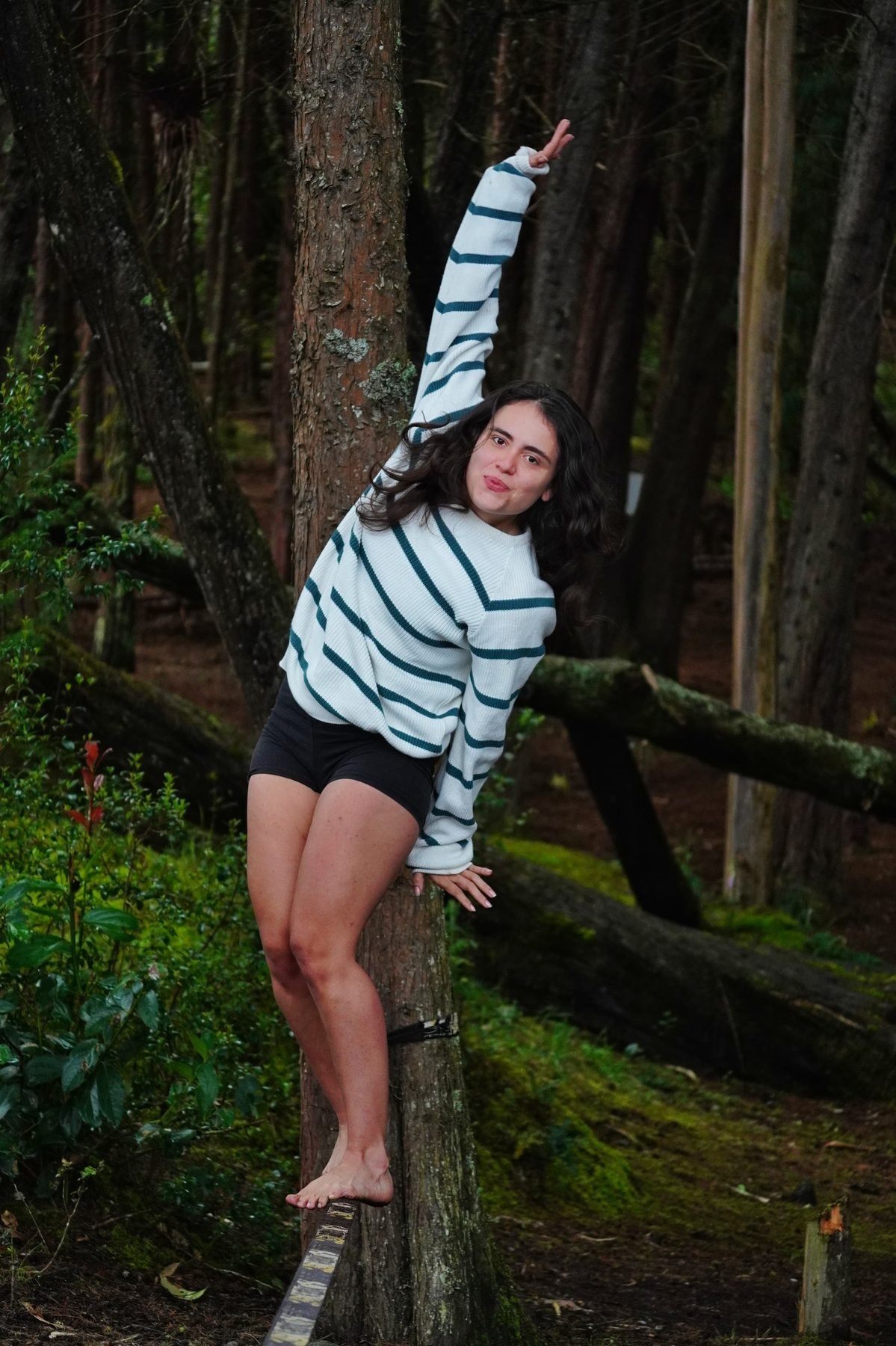 Gaby Lozano en pose de fuerza y equilibrio en el bosque